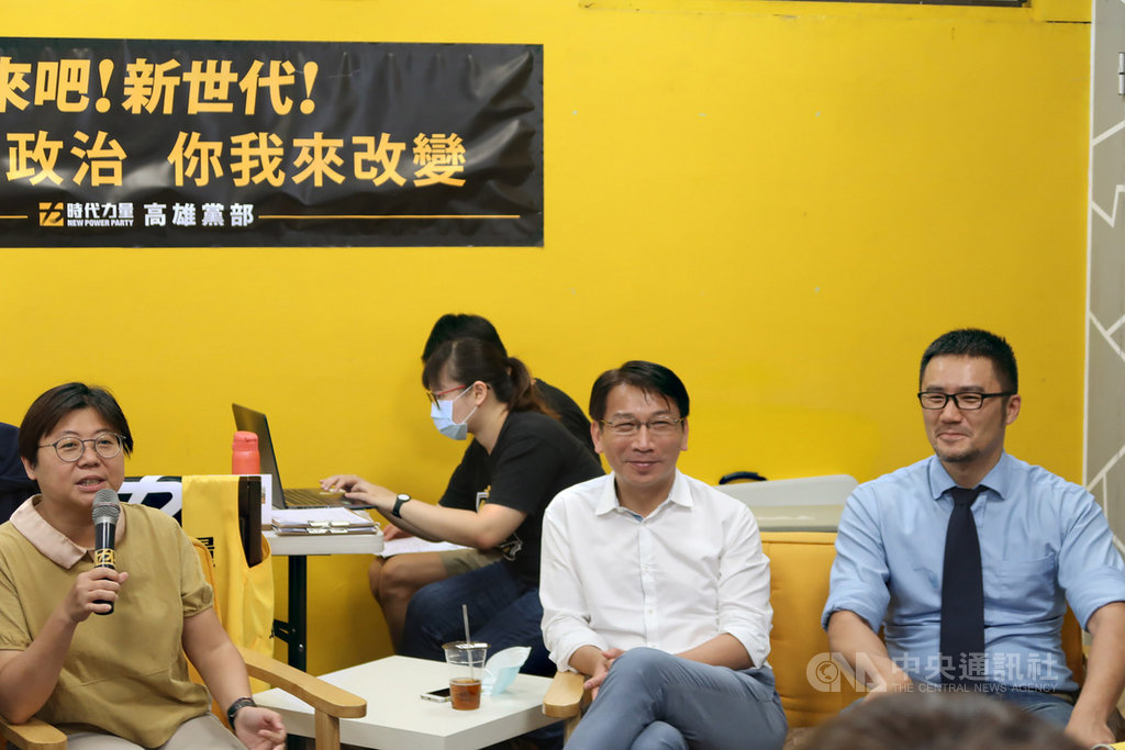 時代力量黨主席徐永明(前中)2日南下高雄出席「主席有約:高雄黨員見面會」,並呼籲市民6月6日踴躍參加高雄市長韓國瑜罷免案投票。中央社記者王淑芬攝 109年5月2日