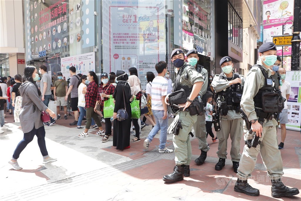 香港「反送中」運動支持者早前在網上發起「天馬行動」,趁「五一」勞動節進行快閃示威和堵路等,警方對此高度戒備。圖為防暴警察駐守銅邏灣。中央社記者張謙香港攝 109年5月1日