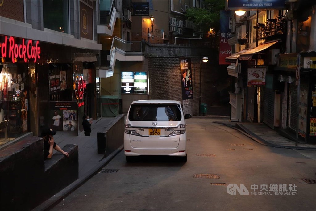 香港著名酒吧區蘭桂坊29日晚一片死寂,酒吧大都關閉;此前這裡曾發生群體感染武漢肺炎,而政府近日也實施嚴厲防疫措施,跟制餐飲店座位數量。中央社記者張謙香港攝 109年3月29日