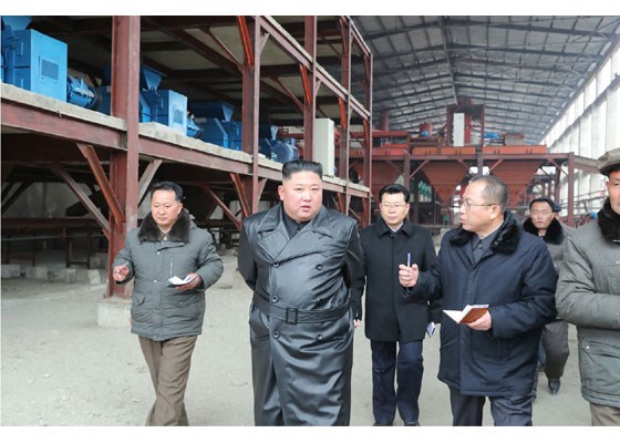 金正恩(左2)2020年初視察順天磷肥工廠建設現場。(圖取自北韓勞動新聞網頁rodong.rep.kp)