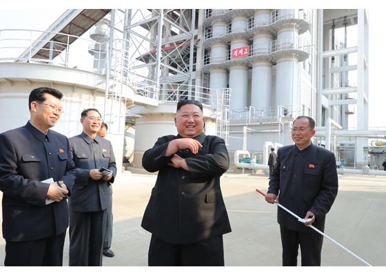 北韓媒體報導,金正恩(右2)在5月1日勞動節出席順天磷肥工廠竣工典禮,是4月11日主持勞動黨政治局會議以後、睽違20天首次公開露面。(圖取自北韓勞動新聞網頁rodong.rep.kp)