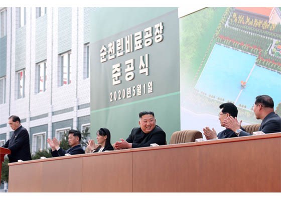 北韓媒體報導,金正恩(右3)1日出席順天磷肥工廠竣工典禮,金正恩胞妹金與正(右4)也有出席。(圖取自北韓勞動新聞網頁rodong.rep.kp)