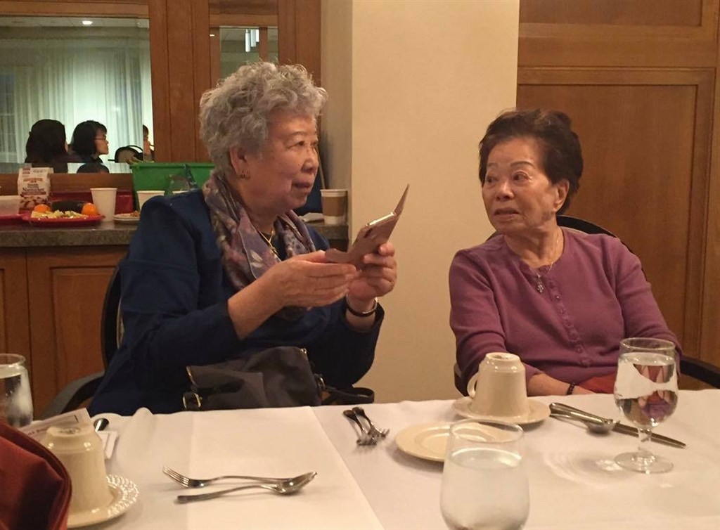 2018年2月24日,作家於梨華(右)與作家張明明(張恨水之女,左)在美國華府華文作家協會的活動中。於梨華傳出2020年5月1日病逝華府。(王志榮提供)