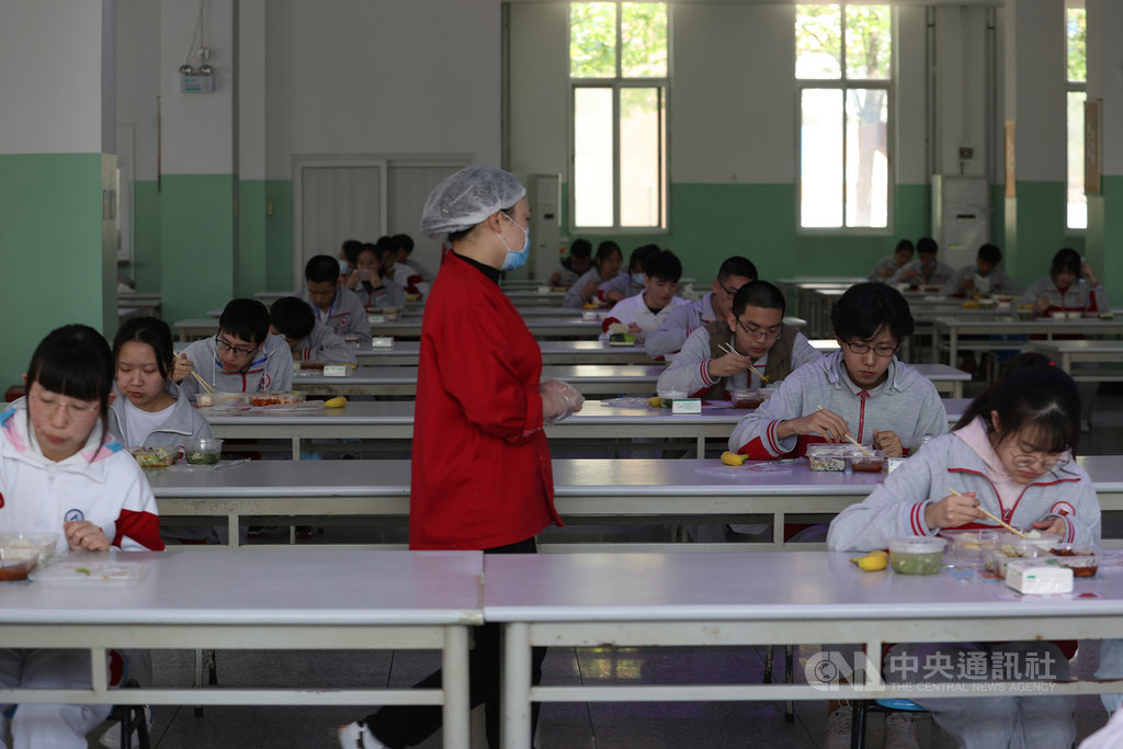 北京市先開放高三與初三學生復學上課,除強化校園消毒工作,上課與用餐均拉大座位間距。圖為人大附中學校食堂內的用餐情況。(中新社提供)中央社 109年5月3日