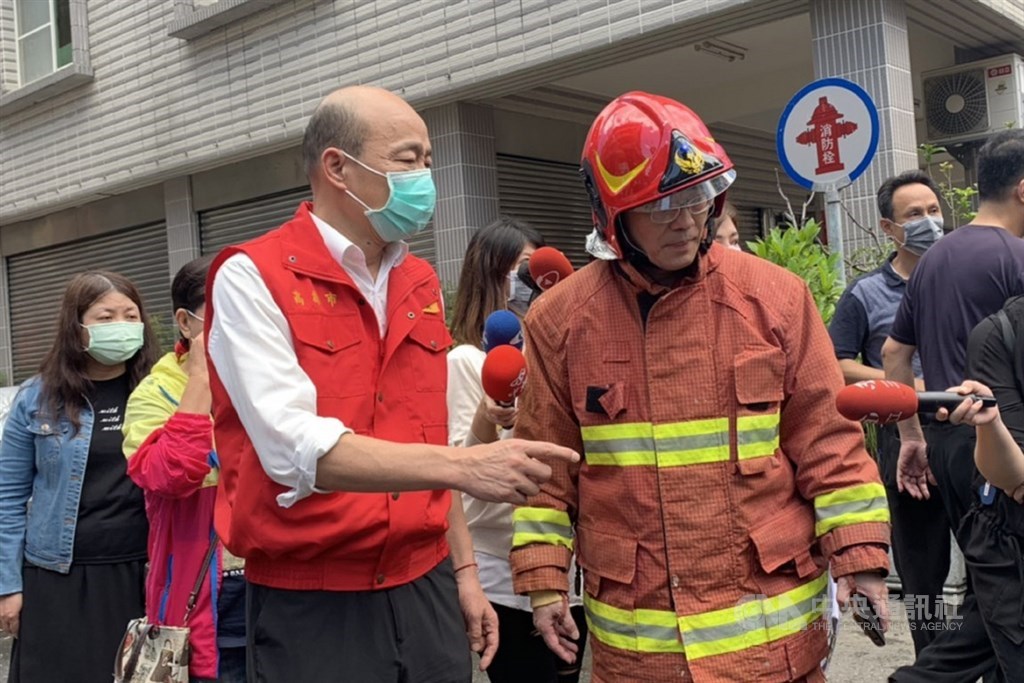 高雄市三民區大連街一棟透天厝3日發生火警,市長韓國瑜(前左)上午11時許前往現場了解狀況。中央社記者陳朝福攝 109年5月3日