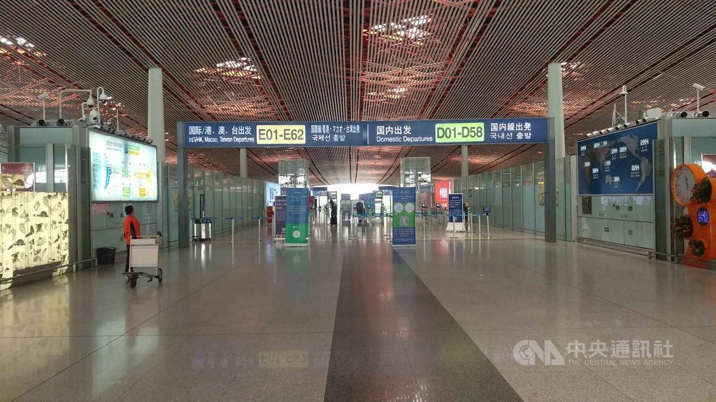 中國官方為防止武漢肺炎疫情從境外輸入,對飛抵北京的國際航班採「第一入境點」措施分流。圖為2020年4月30日的首都機場T3航廈,幾乎沒有旅客。中央社記者林克倫北京攝 109年5月3日