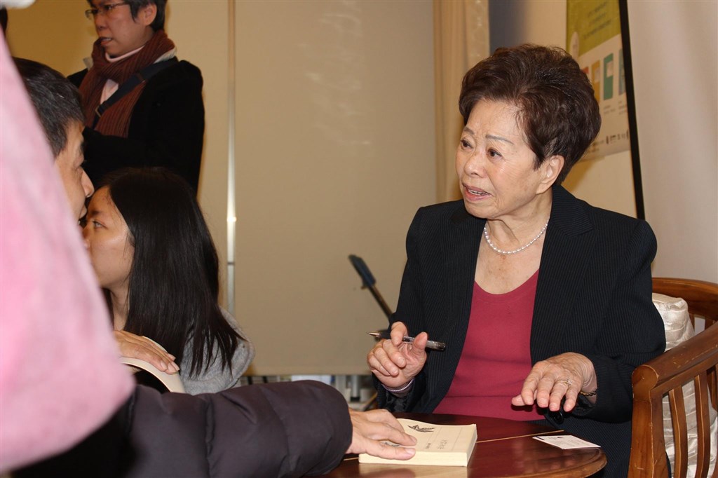 紐約時報19日引述被封為「留學生文學鼻祖」的作家於梨華(右)女兒孫曉凡說法指出,於梨華因武漢肺炎病逝,享壽90歲。(圖取自facebook.com/tec2c)