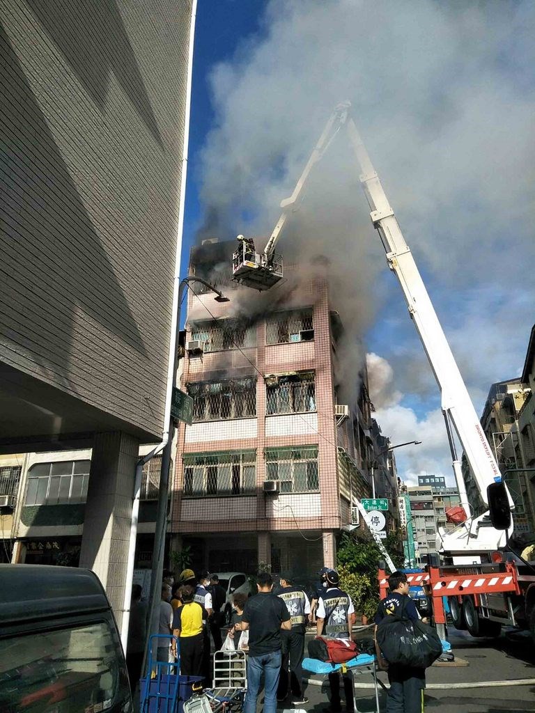 高雄市三民區大連街一棟5樓透天厝3日上午發生火警,警消到場立即布水線灌救。(民眾提供)中央社記者陳朝福傳真 109年5月3日