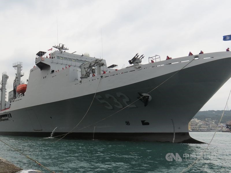 磐石艦官兵歷經14天以上隔離檢疫,3日新增4例確診個案,因為無症狀,無從推測發病時間。圖為磐石艦。(中央社檔案照片)