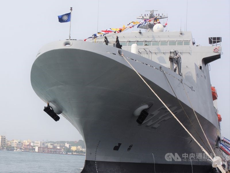 敦睦艦隊爆發武漢肺炎群聚感染,指揮中心3日晚間宣布新增4例陽性個案,均為磐石艦成員。圖為敦睦艦隊磐石艦。(中央社檔案照片)
