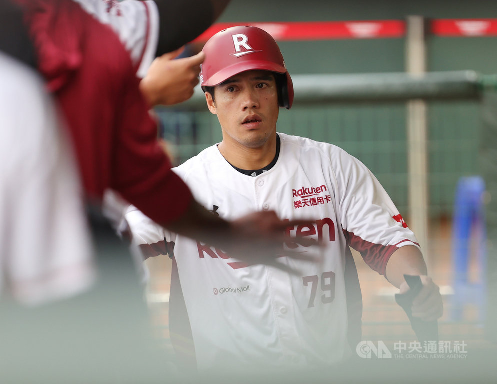 中職樂天桃猿隊野手林智平(圖)近年出賽空間受壓縮,本季維持不錯打擊表現,他透露近年得失心太重,打不好會氣自己,負面想法太多,客座打擊教練克魯茲鼓勵他要有自信,加上改變握棒收成效。圖為5月2日比賽畫面。中央社記者張新偉攝 109年5月3日