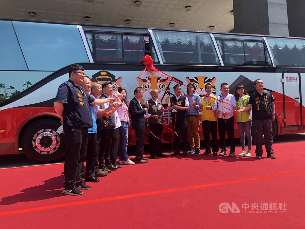 苗栗縣政府購置打造專屬大型復康巴士,4日交車啟用,可容納6個輪椅座位,、一般乘客21座及摺疊椅12座,嘉惠身障族,縣長徐耀昌(右7)等人到場見證。中央社記者管瑞平攝 109年5月4日