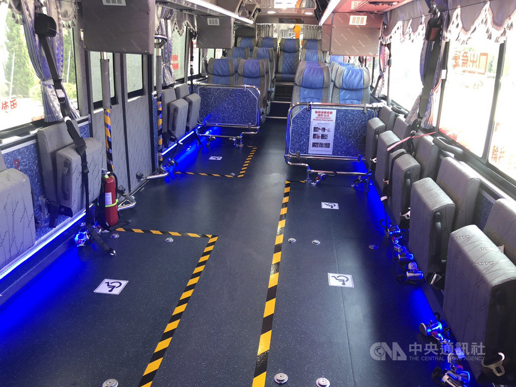 苗栗縣政府購置的大型復康巴士4日交車啟用,巴士由大型遊覽車改裝而成,內部可容納6個輪椅座位、一般乘客21座及12個摺疊椅座位,整台車身底盤可降低,方便長輩上下車,還有專為輪椅設計的電動升降出入口。中央社記者管瑞平攝 109年5月4日