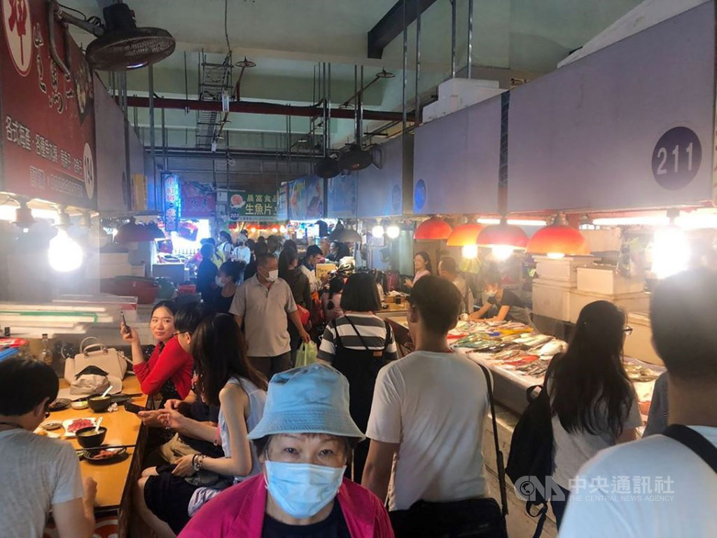 屏東黑鮪魚文化觀光季從2日開始,五一連假加上武漢肺炎疫情趨緩6天零確診,東港華僑市場久違的人潮再現。(東港區漁會提供)中央社記者郭芷瑄傳真 109年5月4日