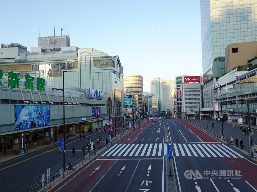 為防武漢肺炎疫情擴大,東京處於緊急事態,政府勸民眾少出門。4月25日下午3時在東京新宿車站周邊民眾外出情況,較1月至2月中旬的假日平均值減少了78.9%。中央社記者楊明珠東京攝 109年4月26日