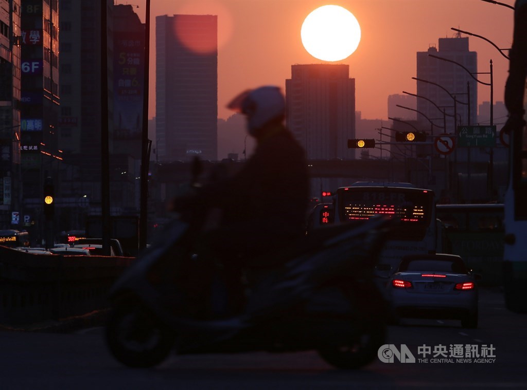 台北市再現懸日美景,吸引許多民眾前往取景拍攝。中央社記者張新偉攝 109年4月29日