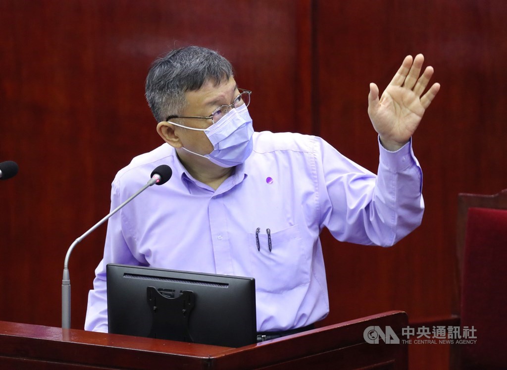 台北市長柯文哲(圖)4日前往台北市議會,對4月26日錢櫃KTV林森店大火進行專案報告,柯文哲說,業者擅自關閉五大消防系統設備、施工造成防火區劃破壞,導致濃煙在大樓亂竄,是釀災主因。中央社記者張皓安攝 109年5月4日