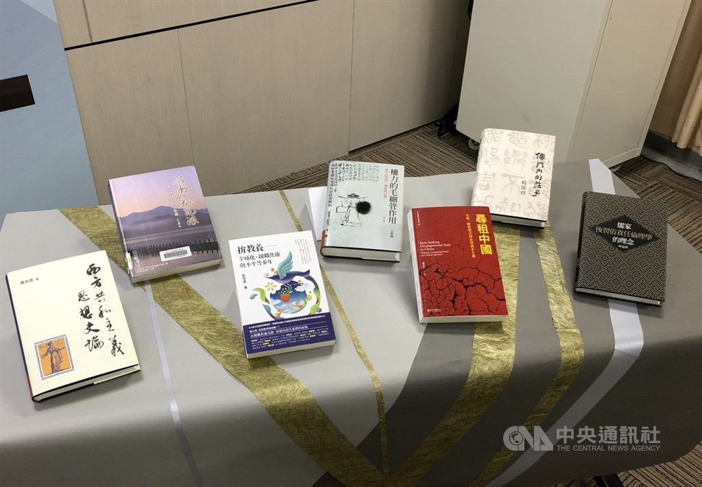 科技部首次舉辦「最具影響力研究專書」徵選,「人文及社會科學」領域共7本書獲選,從莊子思想、階級如何影響教養到中國發展模式的變化,橫跨領域多元。中央社記者蘇思云攝 109年5月4日
