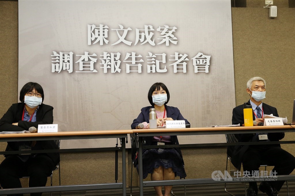 促進轉型正義委員會調查陳文成命案,4日公布調查報告,書面報告指出,案發後警總種種掩蓋真相的舉措,讓促轉會認定「警總對於陳文成之死亡,涉有嫌疑」。圖左起為促轉會委員葉虹靈、代理主任委員楊翠、委員尤伯祥。中央社記者郭日曉攝 109年5月4日