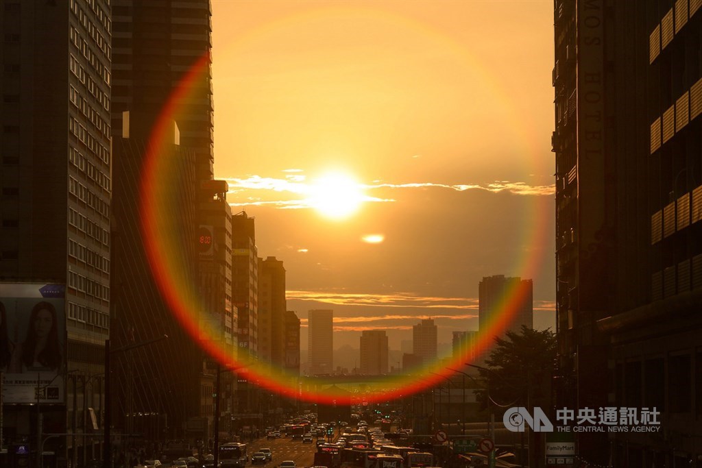 總能吸引不少攝影迷聚集的懸日美景,4月30日傍晚再度於台北市區亮相,金色夕陽餘暉吸引民眾目光。中央社記者吳家昇攝 109年4月30日