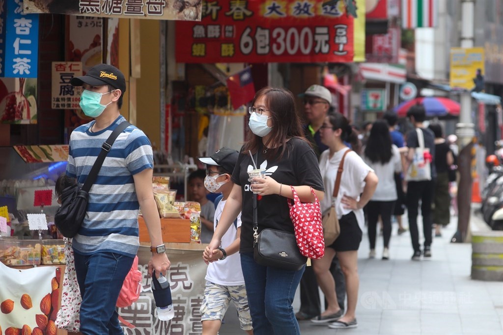 經濟部長沈榮津4日表示,新版酷碰券規劃,確定將由電子與實體兩個方式並行,將不限單一模式,包含實體券、電子支付、電子票證。圖為3日淡水老街逛街人潮。中央社記者吳家昇攝 109年5月3日
