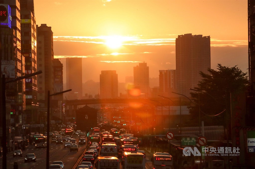 台北市區4月30日傍晚再現懸日,橘色夕陽餘暉布滿天際 。中央社記者吳家昇攝 109年4月30日