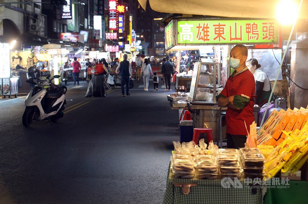 受武漢肺炎疫情影響,高雄市知名六合夜市生意下滑逾8成,業者減少備料苦撐。中央社記者董俊志攝 109年4月14日