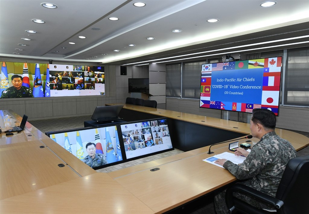 美軍太平洋空軍與台灣等19國空軍司令視訊談防疫,韓國媒體拍到中華民國國旗與各國並列。(圖取自rokaf.airforce.mil.kr)