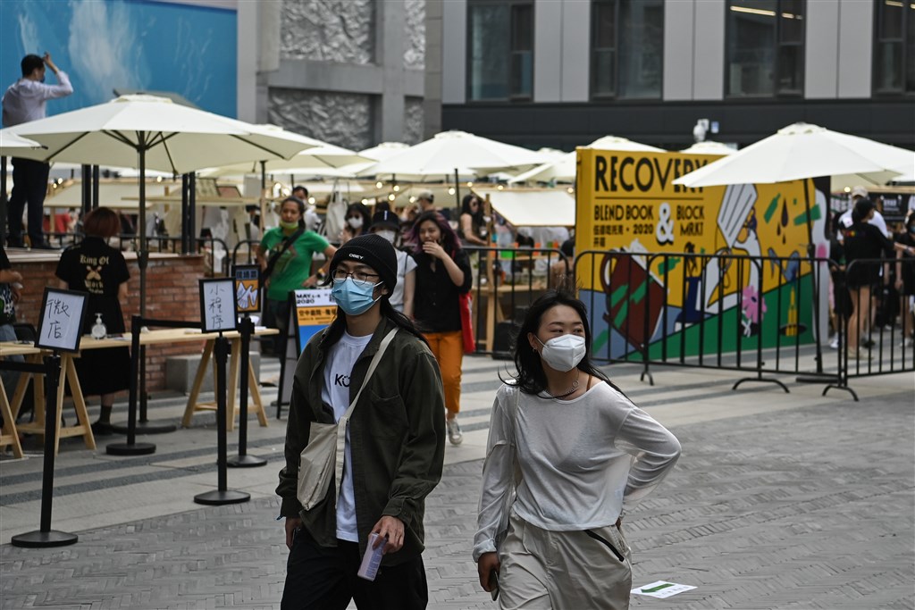 中國3日新增3例武漢肺炎確診,皆為境外移入。圖為中國北京民眾五一連假戴口罩上街。(中新社提供)