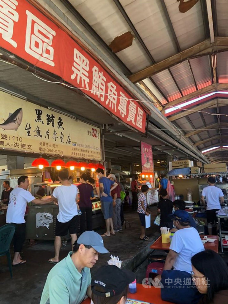 屏東黑鮪魚文化觀光季從2日開始,因武漢肺炎疫情取消開幕,但五一連假加上疫情趨緩6天零確診,民眾連假期間湧到東港吃黑鮪魚,使得今年價格比去年要好。(東港區漁會提供)中央社記者郭芷瑄傳真 109年5月4日