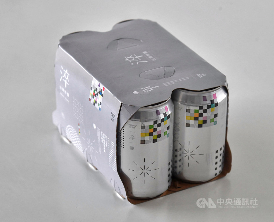 設計師聶永真操刀設計台啤第15任總統、副總統就職紀念啤酒,在銀色的鋁罐上,以圓點、馬賽克、線條呈現各種形式的花火,代表民眾各式各樣的聲音,在民主社會下都能自由表述、多元綻放。中央社記者王飛華攝 109年5月4日