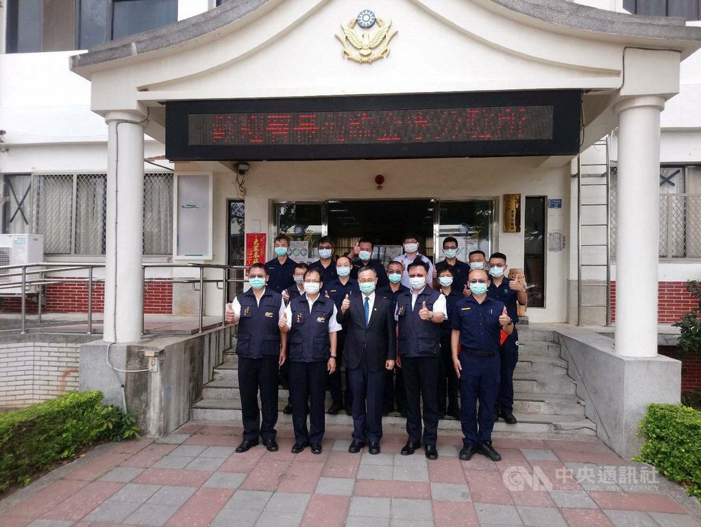 警政署長陳家欽(前中)5日到金門縣警察局視導武漢肺炎防疫作為,並到金城分局金寧分駐所慰問基層警察,傾聽基層員警對警政建議及意見交流。(金門縣警察局會提供)中央社記者黃慧敏傳真 109年5月5日