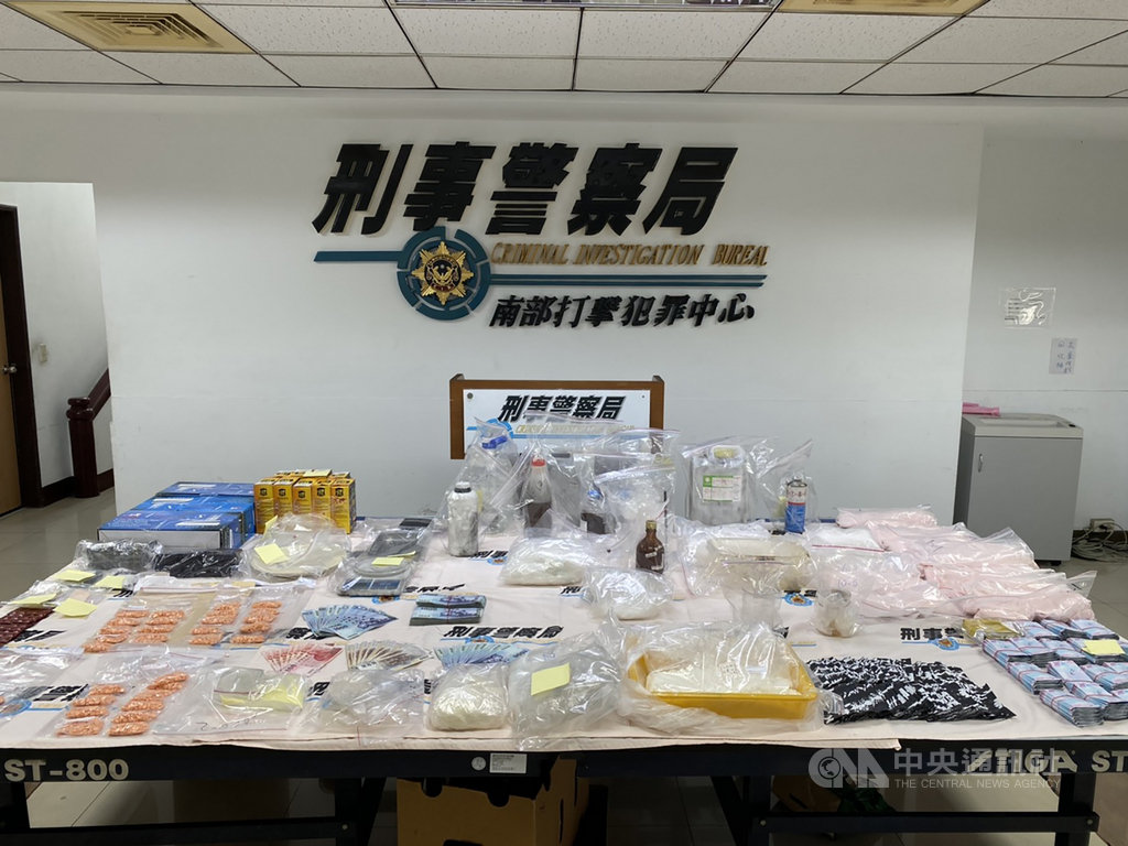 屏東縣恆春地區一家民宿涉嫌販賣愷他命等毒品給遊客牟利,警方連月來循線逮捕10人分別移送法辦,並起出愷他命等毒品、製毒原料及工具一批。(警方提供)中央社記者程啟峰高雄傳真 109年5月5日