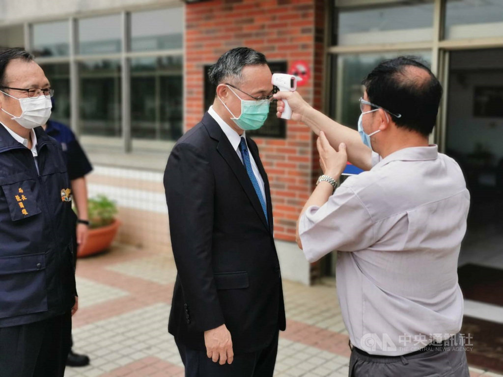 警政署長陳家欽(中)5日到金門視導縣警局武漢肺炎防疫作為,並專程前往金門縣政府指定為居家檢疫處所慰勉執勤員警,指示落實安全維護及會館防疫運作。(金門縣警察局會提供)中央社記者黃慧敏傳真 109年5月5日