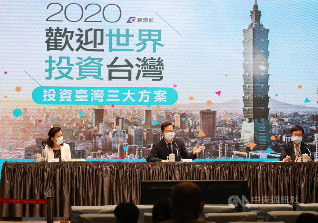 行政院5日上午召開「紓困振興方案—看好台灣 回流資金持續加碼」記者會,由行政院政務委員龔明鑫(中)主持,經濟部次長王美花(左)、財政部次長吳自心(右)出席。中央社記者鄭傑文攝 109年5月5日