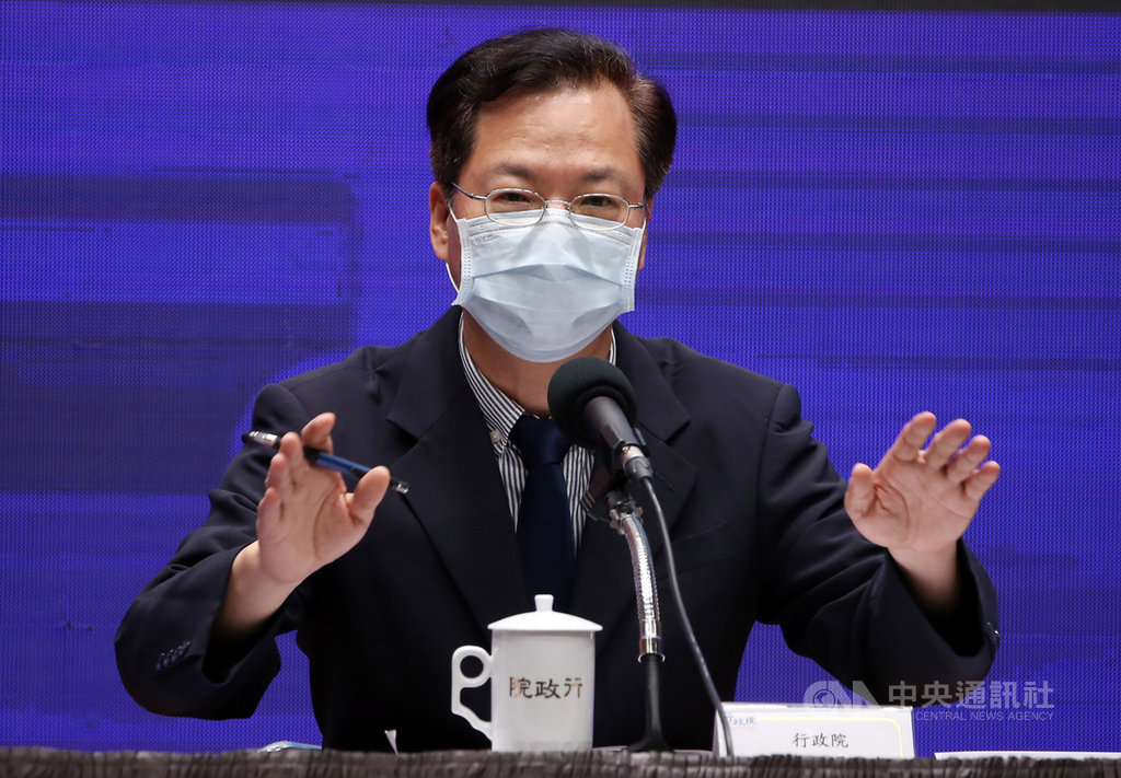 行政院政務委員龔明鑫5日在紓困記者會表示,因應美中貿易戰,去年推出台商回台投資方案,預估今年520前,回台投資金額可突破新台幣1兆元,創造本地就業機會8萬多人,帶動整體產業鏈發展。中央社記者鄭傑文攝 109年5月5日