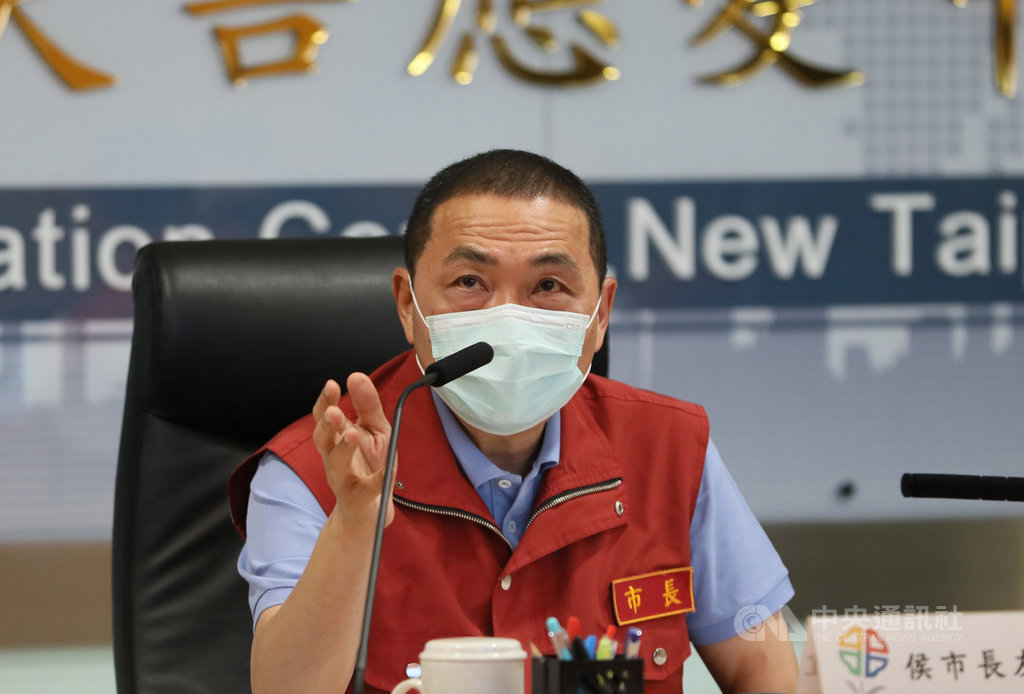 新北市長侯友宜(圖)5日主持「因應嚴重特殊傳染性肺炎疫情第52次應變會議」時,獲報新莊一名居家檢疫者遲遲未接電話,里幹事4日下午前往查看發現對方陳屍家中,已報請警方相驗,釐清死因。中央社記者王鴻國攝 109年5月5日