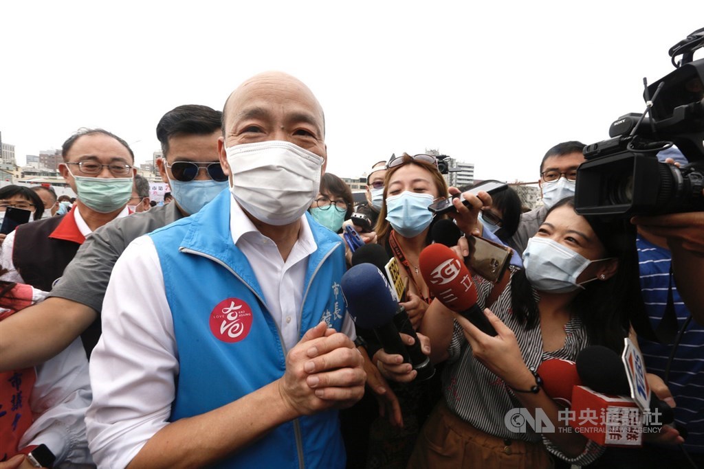 中選會5日公告罷韓案,高雄市長韓國瑜(前左)在答辯書中引用佛經,強調「心無罣礙」。圖為韓國瑜30日出席高雄市第71期重劃區自由-復興路通車典禮。(中央社檔案照片)