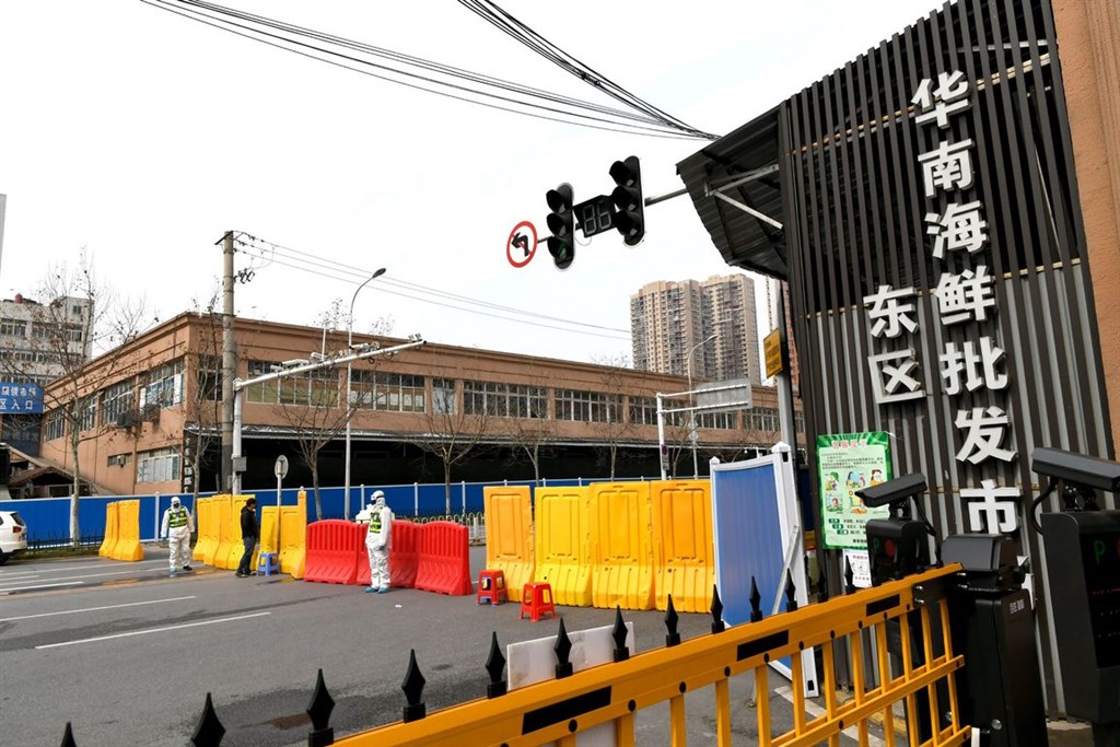 美國白宮國安顧問歐布萊恩12日表示,武漢肺炎病毒來自武漢,有間接證據顯示可能來自實驗室或活禽市場,但不論病毒來自哪一個,對中國來說都不是好答案。圖為3月武漢華南海鮮市場大規模消毒。(中新社提供)
