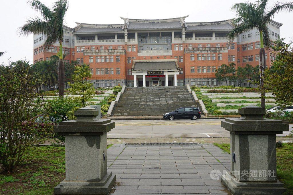 國立金門大學為實踐大學社會責任,特別針對金門地區中、高齡民眾規劃「樂齡講堂」,開設健康、養生、理財、生活等多面向的假日套裝免費課程,歡迎樂齡長者報名參加。中央社記者黃慧敏攝 109年5月5日