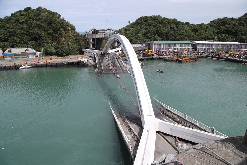 運安會25日公布「南方澳大橋斷裂重大公路事故」最終調查報告,事故主要原因是鋼索鏽蝕承載力不足,加上管理不當,檢測方式不完備,事故前3年多都未檢測。(中央社檔案照片)