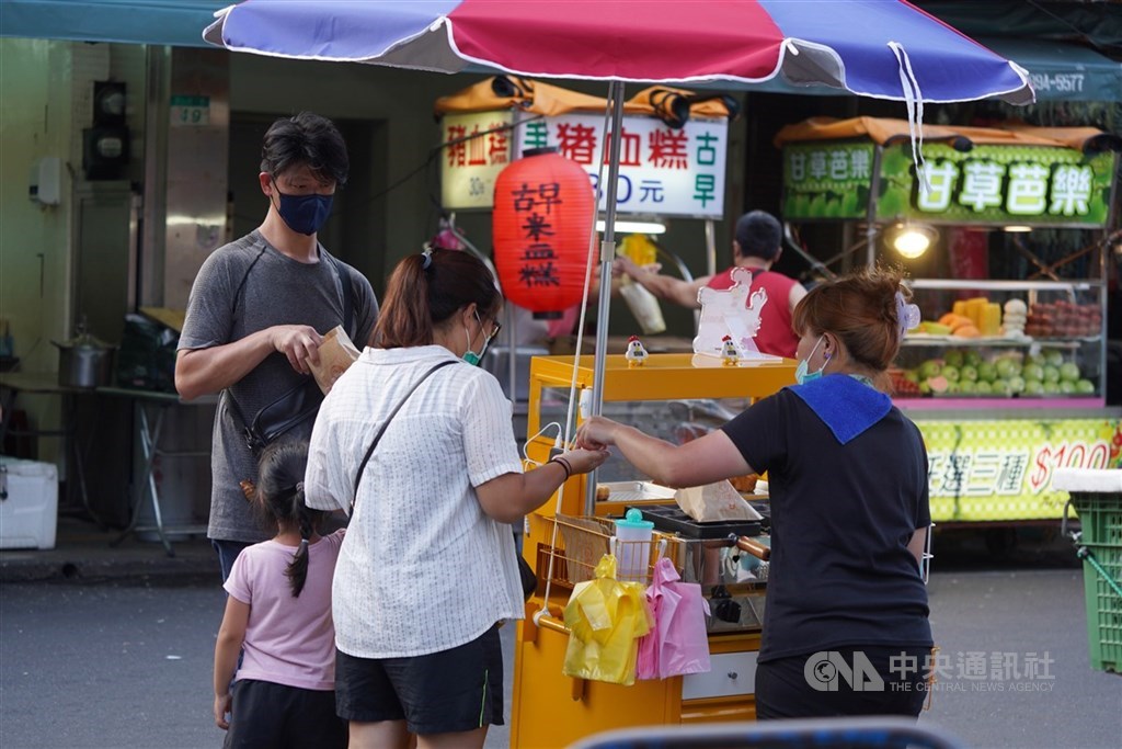 行政院長蘇貞昌4日宣布對兩個族群加碼紓困,且設定排富條件,一是有工作無加保者,如舉廣告牌、流動攤商(圖)等共34萬人;二是農漁民,約140萬人,每人發放新台幣1萬元。中央社記者徐肇昌攝 109年5月4日