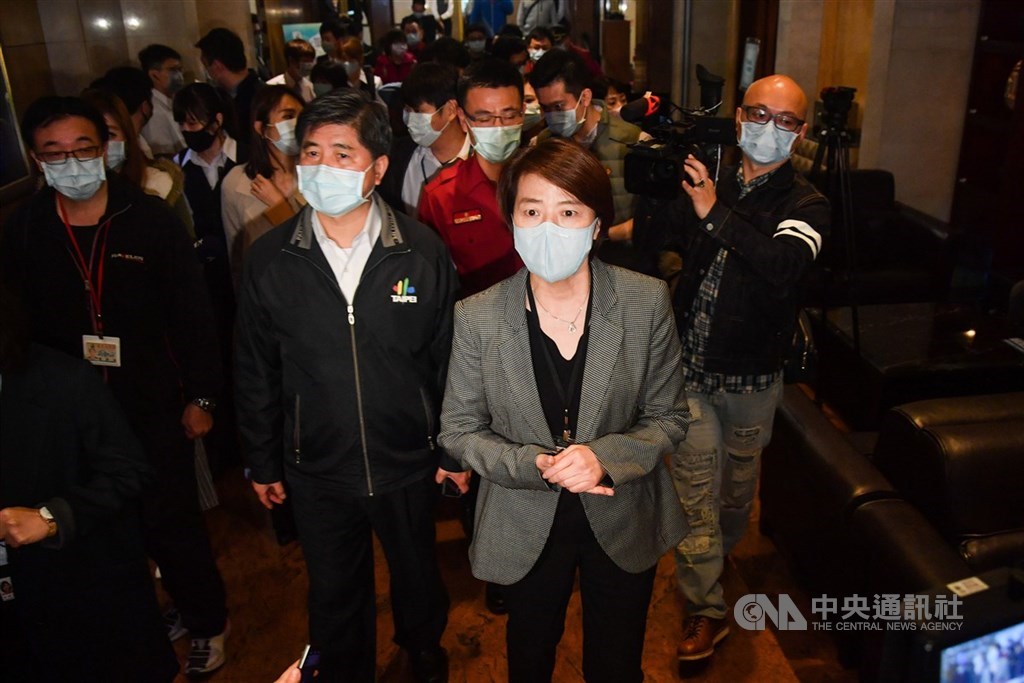 台北市錢櫃林森店4月26日火警釀多人死傷，圖為台北市副市長黃珊珊（前右）連同台北市消防局長吳俊鴻（前左2）27日下午帶隊稽查錢櫃台北SOGO店消防安檢設備。中央社記者林俊耀攝　109年4月27日