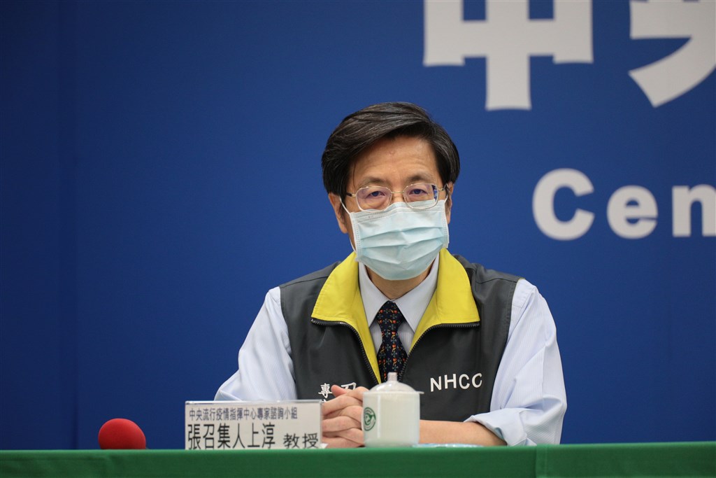 中央流行疫情指揮中心專家諮詢小組召集人張上淳5日表示,國內確診個案須三次採檢均為陰性才可解除隔離,這項政策長久執行以來都做得很好,也發現確診個案到了後期,病毒量都非常低,甚至介於陰跟陽之間。(中央流行疫情指揮中心提供)