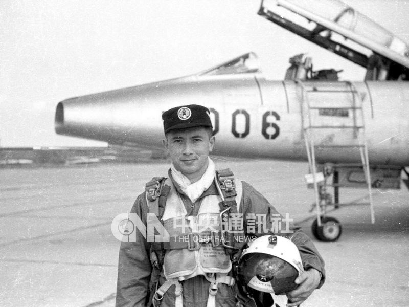 曾在台海上空擊落共軍2架米格十七型機,締造「七二一」馬祖空戰大捷的英雄歐陽漪棻,5日中午病逝,享壽90歲。(中央社檔案照片)