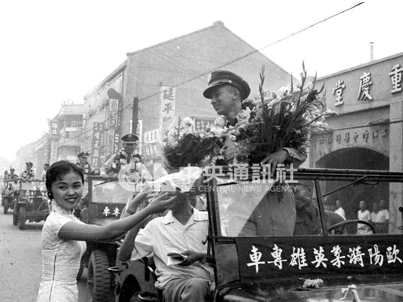 國防部指出,空戰英雄歐陽漪棻(前右)在「七二一」馬祖空戰創下擊落2架、擊傷2架米格機的輝煌紀錄,並獲頒青天白日勳章。圖為歐陽漪棻等空軍英雄在台北市區遊行,民眾獻花致意。(中央社檔案照片)