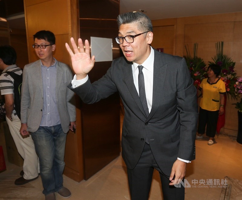 國民黨中央委員連勝文(前)接任國家政策研究基金會副董事長,外界解讀連家與中國關係友好,未來會強化「友中」路線,連勝文5日表示,涉外事務還是要配合國民黨整體決策。(中央社檔案照片)