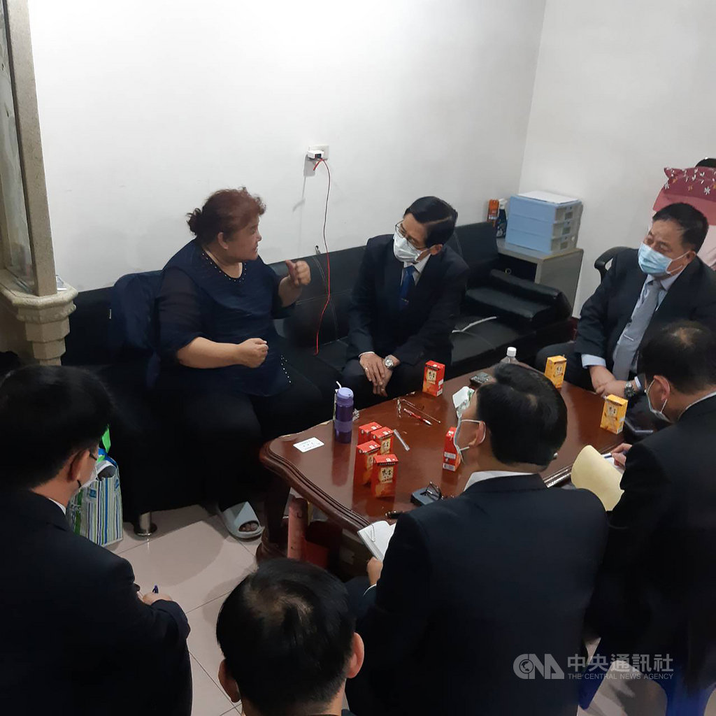 陸軍269旅一名黃姓中尉日前自縊身亡,國防部長嚴德發(後右1)6日下午前往慰問其家屬,強調國防部將全力查明真相、絕不隱瞞。為配合行政調查,269旅旅長和政戰主任均先調離現職。(軍聞社提供)中央社記者陳韻聿傳真 109年5月6日