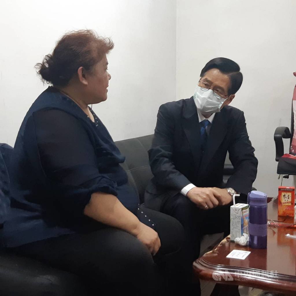 陸軍269旅一名黃姓中尉日前自縊身亡,國防部長嚴德發(右1)6日下午前往慰問其家屬,強調國防部將全力查明真相、絕不隱瞞。為配合行政調查,269旅旅長和政戰主任均先調離現職。(軍聞社提供)中央社記者陳韻聿傳真 109年5月6日