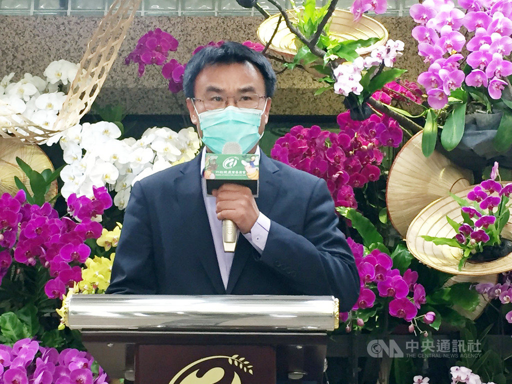 行政院日前公布農漁民排富後每人可申辦請領新台幣1萬元紓困生活補貼措施。農委會主委陳吉仲(圖)6日表示,參加農保及農民職災保險者中約99萬人資料完整且已排富,15日前會直接將農民紓困生活補貼每人新台幣1萬元匯入帳戶,但另14萬名實耕者11日須至農會申辦。中央社記者楊淑閔攝 109年5月6日